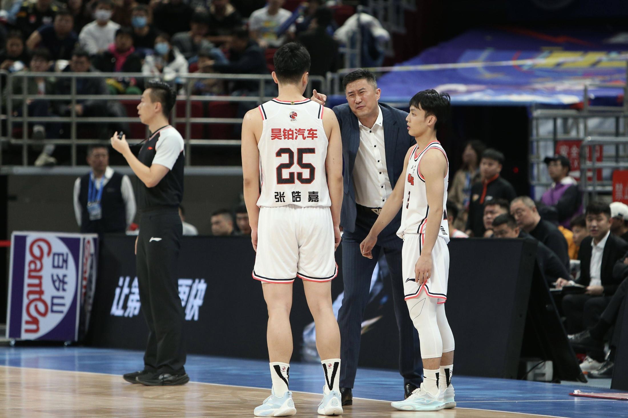 山西队绝杀广东队，米切尔带队取胜