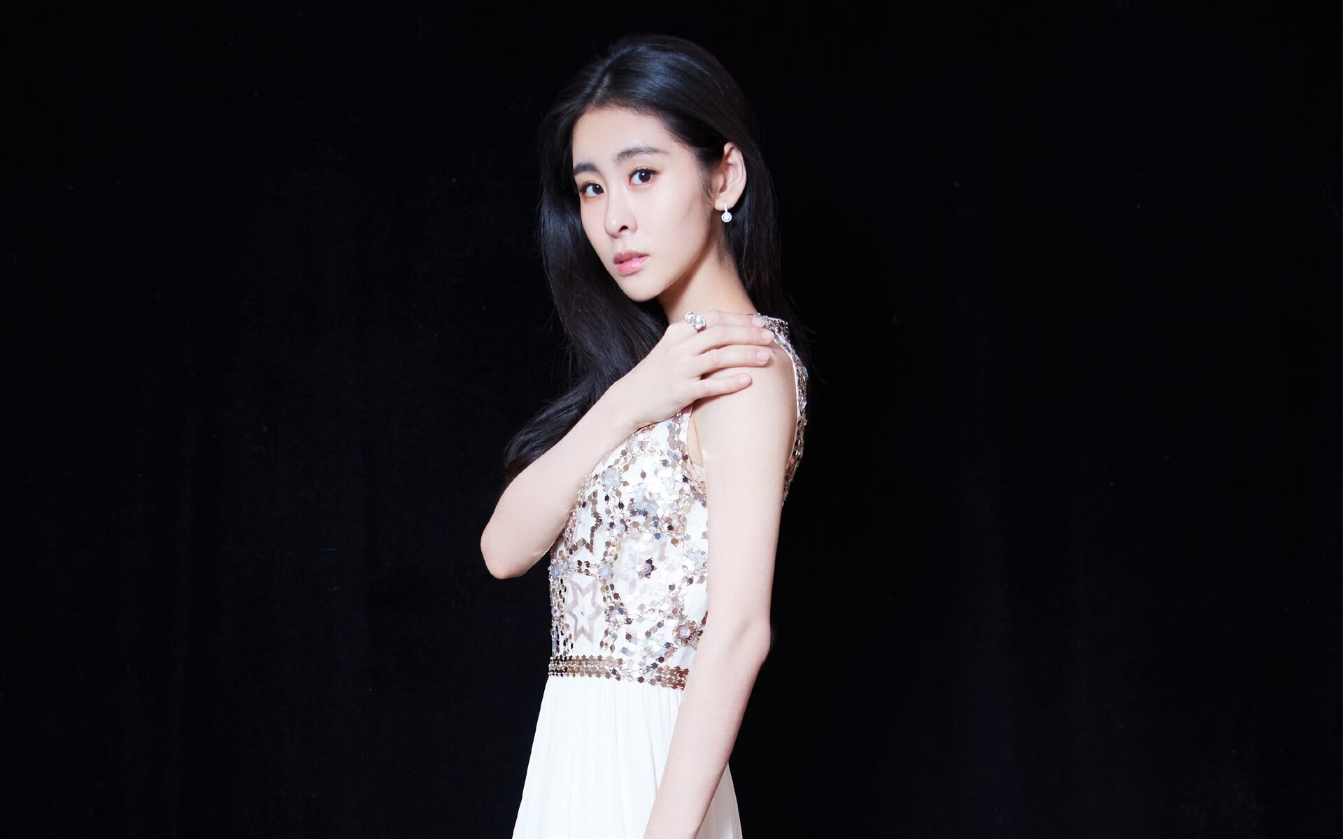 深夜训练馆灯光如昼，国羽的沉默震耳欲聋，一场逆转与新王加冕