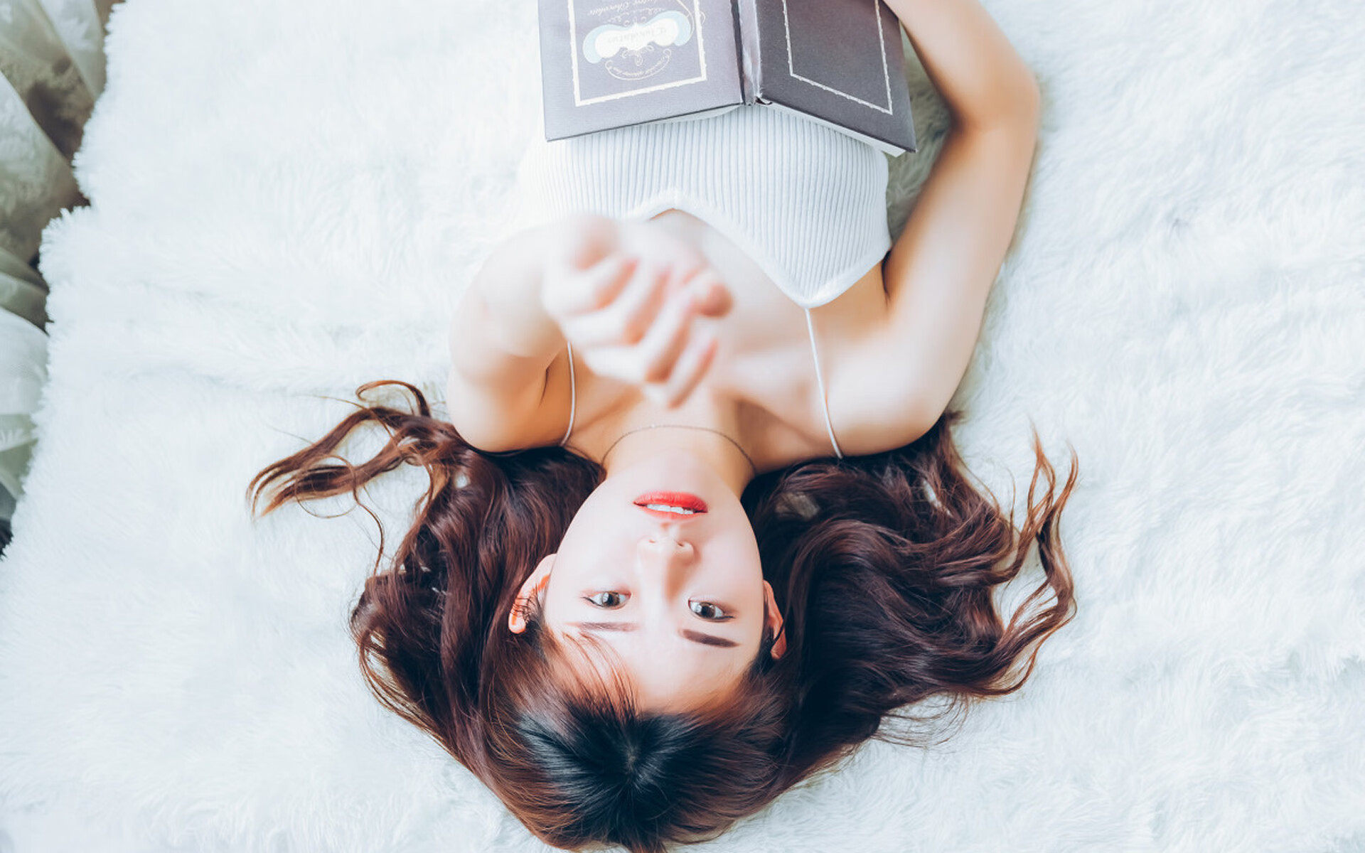 看到你的关键词组合,我立刻被这种跨越地域、文化与竞技项目的奇妙碰撞所吸引。这不像是一场常规的足球报道,更像是一个充满隐喻和想象力的绝佳创作起点