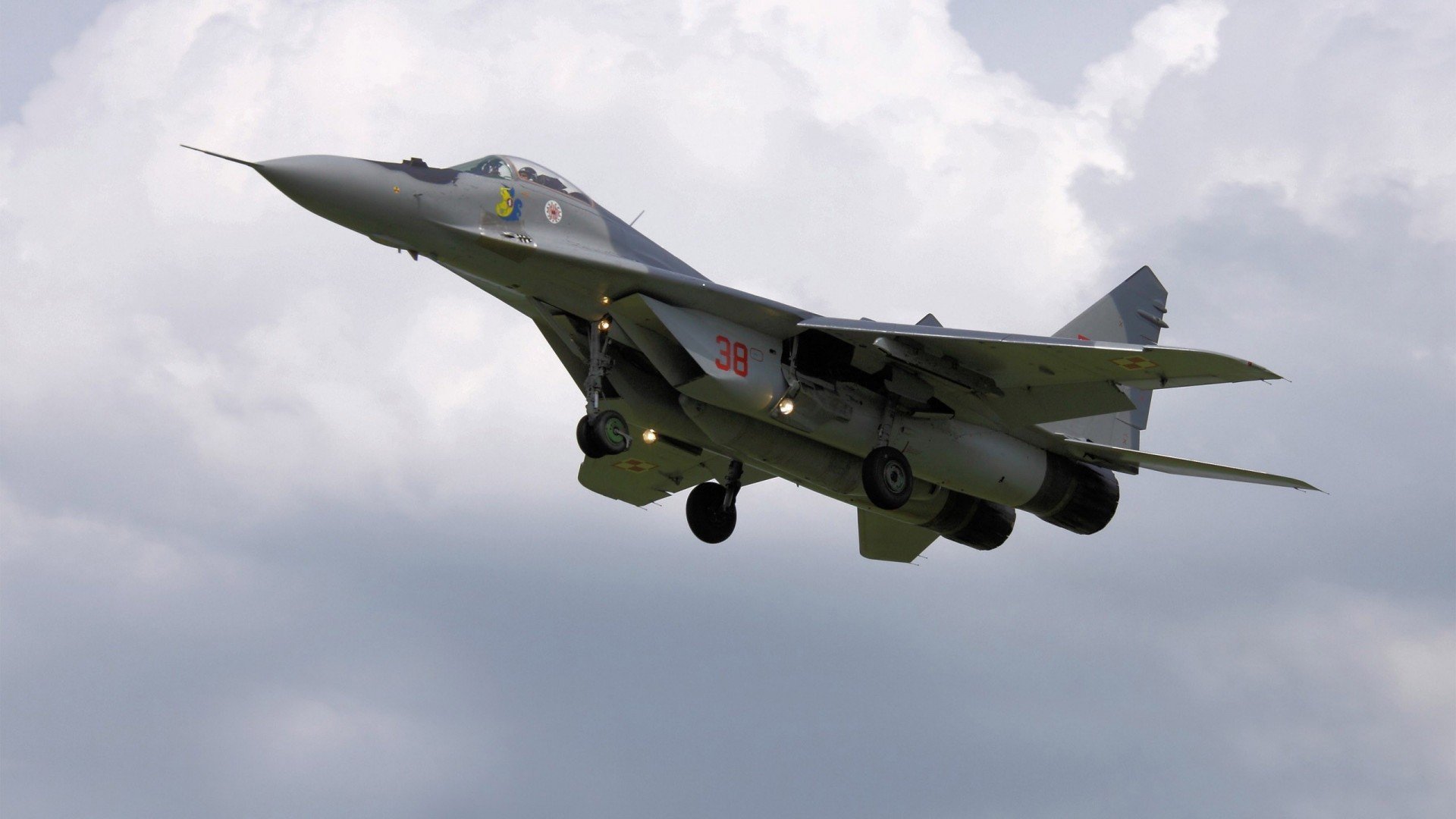 跨界狂想曲，当篮网三分暴雨淹没达拉斯，詹姆斯在F1赛道以刹车点接管比赛